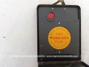 Datant du début des années 50, voici un ancien appareil photo Kodak Brownie Six-20 Model C avec sa anse, son inscription sur l'objectif  et ses différentes manettes. Prêt à reprendre vie si vous retrouvez une pellicule.
