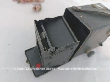 Datant du début des années 50, voici un ancien appareil photo Kodak Brownie Six-20 Model C avec sa anse, son inscription sur l'objectif  et ses différentes manettes. Prêt à reprendre vie si vous retrouvez une pellicule.