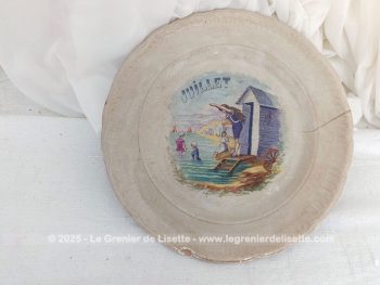 Datant de la fin XIX° ou début XX°, voici une ancienne assiette à dessert évoquant le mois de Juillet avec les Bains de Mer de cette époque, estampillée 
