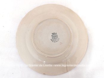 Datant de la fin XIX° ou début XX°, voici une ancienne assiette à dessert évoquant le mois de Juillet avec les Bains de Mer de cette époque, estampillée 