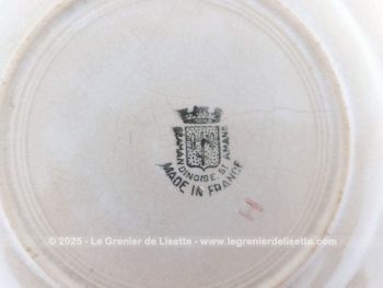 Datant de la fin XIX° ou début XX°, voici une ancienne assiette à dessert évoquant le mois de Juillet avec les Bains de Mer de cette époque, estampillée 