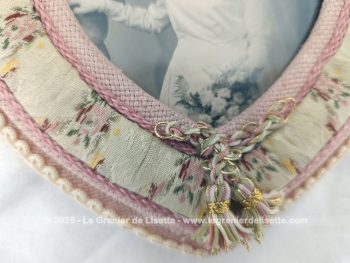 Voici un cadre original réalisé en tissus et galon pour une tendance shabby avec en décoration une photo d'une mariée vintage libre de droit.