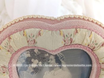 Voici un cadre original réalisé en tissus et galon pour une tendance shabby avec en décoration une photo d'une mariée vintage libre de droit.