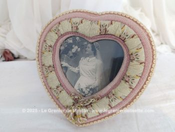 Voici un cadre original réalisé en tissus et galon pour une tendance shabby avec en décoration une photo d'une mariée vintage libre de droit.