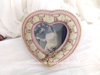 Voici un cadre original réalisé en tissus et galon pour une tendance shabby avec en décoration une photo d'une mariée vintage libre de droit.