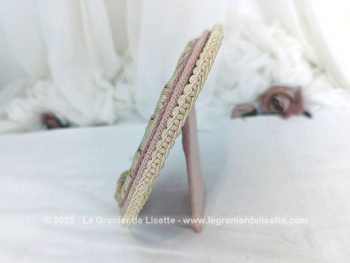 Voici un cadre original réalisé en tissus et galon pour une tendance shabby avec en décoration une photo d'une mariée vintage libre de droit.