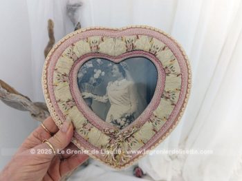 Voici un cadre original réalisé en tissus et galon pour une tendance shabby avec en décoration une photo d'une mariée vintage libre de droit.