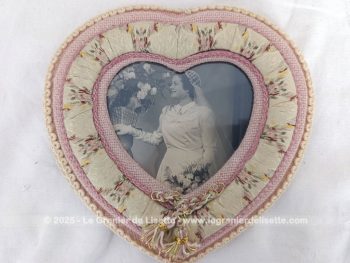 Voici un cadre original réalisé en tissus et galon pour une tendance shabby avec en décoration une photo d'une mariée vintage libre de droit.