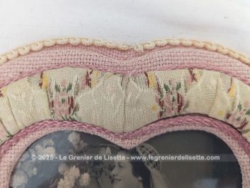Voici un cadre original réalisé en tissus et galon pour une tendance shabby avec en décoration une photo d'une mariée vintage libre de droit.