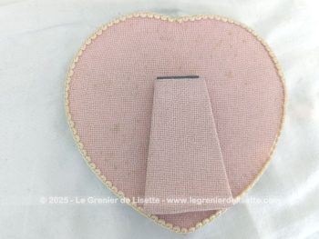 Voici un cadre original réalisé en tissus et galon pour une tendance shabby avec en décoration une photo d'une mariée vintage libre de droit.
