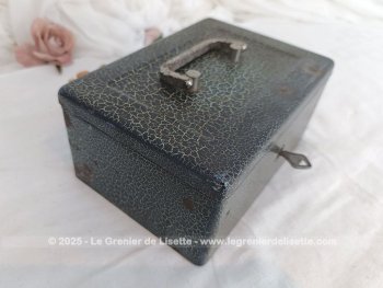 Vraiment vintage, voici une caisse en métal, petit coffre fort portable de la marque ABA 