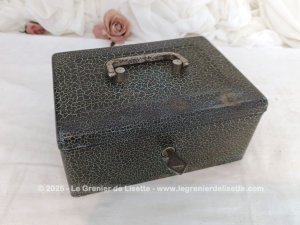 Vraiment vintage, voici une caisse en métal, petit coffre fort portable de la marque ABA 