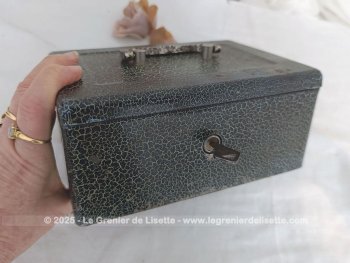Vraiment vintage, voici une caisse en métal, petit coffre fort portable de la marque ABA 