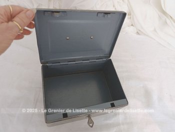 Vraiment vintage, voici une caisse en métal, petit coffre fort portable de la marque ABA 