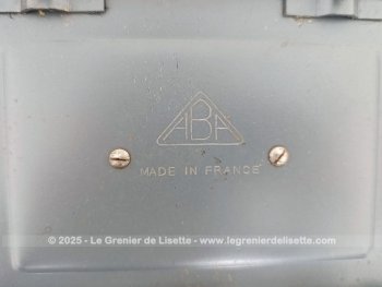 Vraiment vintage, voici une caisse en métal, petit coffre fort portable de la marque ABA 