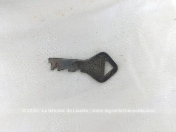 Vraiment vintage, voici une caisse en métal, petit coffre fort portable de la marque ABA 