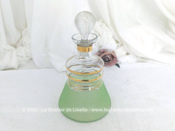 Voici une élégante petite carafe vintage ornée de liserés dorées et d'une bande de verre granité vert sans oublier son bouchon .