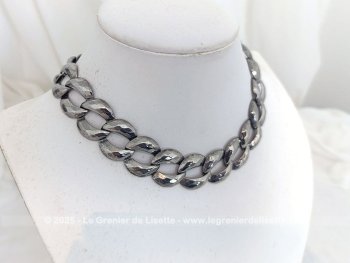 Voici un original collier ras de cou formé de larges maillons en métal argenté et rempli d'éclat pour être sure de ne pas passer inaperçue !!