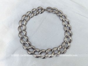 Original collier ras de cou forme maillons métal argenté