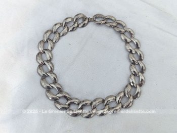 Voici un original collier ras de cou formé de larges maillons en métal argenté et rempli d'éclat pour être sure de ne pas passer inaperçue !!