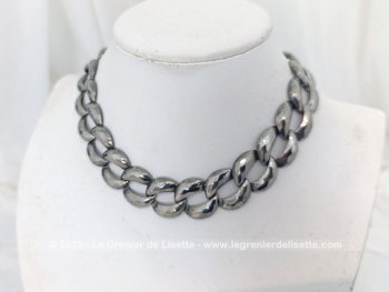 Voici un original collier ras de cou formé de larges maillons en métal argenté et rempli d'éclat pour être sure de ne pas passer inaperçue !!