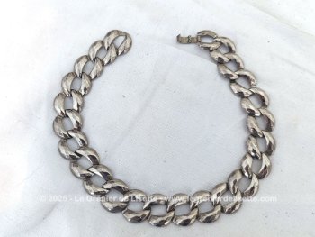 Voici un original collier ras de cou formé de larges maillons en métal argenté et rempli d'éclat pour être sure de ne pas passer inaperçue !!