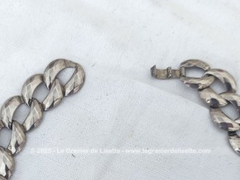 Voici un original collier ras de cou formé de larges maillons en métal argenté et rempli d'éclat pour être sure de ne pas passer inaperçue !!