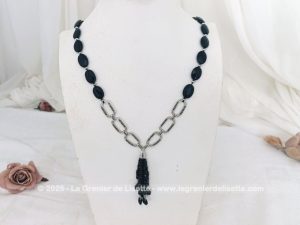 Collier sautoir perles verre noir, mailles et breloques