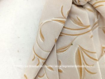 Voici une belle cravate Ascot à l'allure vintage en tissus 100% polyester beige aux dessins de volutes couleur caramel surlignées d'un liseré brillant avec une pochette assortie.