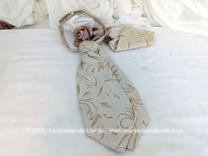 Cravate Ascot allure vintage acétate beige et sa pochette