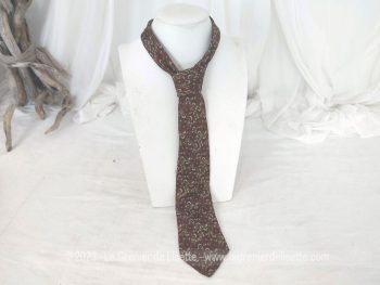 Voici une superbe cravate vintage de la marque italienne 