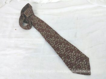 Voici une superbe cravate vintage de la marque italienne 