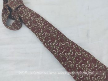Voici une superbe cravate vintage de la marque italienne 