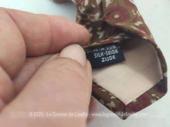 Voici une superbe cravate vintage de la marque italienne 
