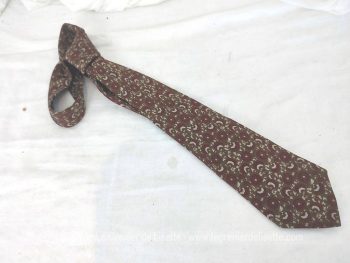 Voici une superbe cravate vintage de la marque italienne 