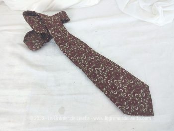 Voici une superbe cravate vintage de la marque italienne 