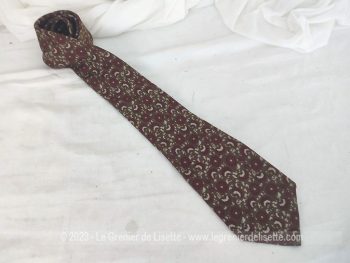 Voici une superbe cravate vintage de la marque italienne 
