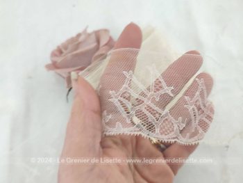 Sur 450 x 6 cm, voici un beau coupon d'ancienne dentelle en tulle couleur écru décoré de dessins asymétriques avec différentes mini incrustations de différentes mailles de tulle. Avec 4.5 métrés, vous pouvez laisser libre court à votre imagination !