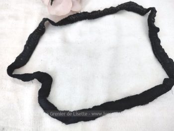 Sur 85 cm de long cousu en cercle et 1.8 cm de large, voici un beau ruban décoré de motifs géométriques en perles de jais vestige d'un ancien vêtement.