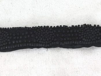 Sur 85 cm de long cousu en cercle et 1.8 cm de large, voici un beau ruban décoré de motifs géométriques en perles de jais vestige d'un ancien vêtement.