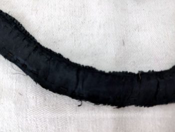 Sur 85 cm de long cousu en cercle et 1.8 cm de large, voici un beau ruban décoré de motifs géométriques en perles de jais vestige d'un ancien vêtement.