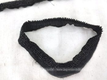 Sur 85 cm de long cousu en cercle et 1.8 cm de large, voici un beau ruban décoré de motifs géométriques en perles de jais vestige d'un ancien vêtement.