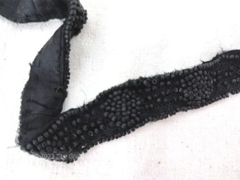 Sur 85 cm de long cousu en cercle et 1.8 cm de large, voici un beau ruban décoré de motifs géométriques en perles de jais vestige d'un ancien vêtement.