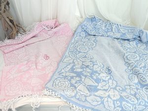 Lot de 2 serviettes vintages rose et bleue franges et monogrammes