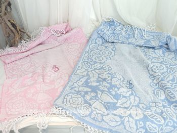 De tons roses pastels différents, une bleue et une rose, voici un lot de deux anciennes serviettes mesurant 60 x 97 + 10 cm de franges de chaque coté brodées des monogrammes JB.