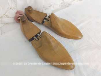 Anciens embauchoirs en bois vernis avec une articulation entre le talon et la pointe des pieds, correspondant à une pointure 43. Un bouton ouvragé sur la partie talon permet de l'attraper et le mettre en place. Superbe, vintage et pratique !