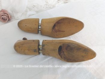 Anciens embauchoirs en bois vernis avec une articulation entre le talon et la pointe des pieds, correspondant à une pointure 43. Un bouton ouvragé sur la partie talon permet de l'attraper et le mettre en place. Superbe, vintage et pratique !