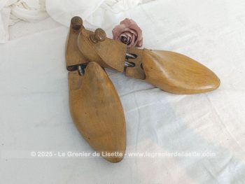 Anciens embauchoirs en bois vernis avec une articulation entre le talon et la pointe des pieds, correspondant à une pointure 43. Un bouton ouvragé sur la partie talon permet de l'attraper et le mettre en place. Superbe, vintage et pratique !