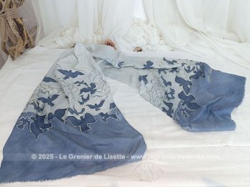 Sur 153 x 40 cm, voici une belle étole faite main réalisée dans une belle soie avec des extrémités bleu gris et un corps bleu ciel, mélangeant des oiseaux des deux couleurs. Une signature 
