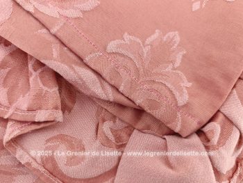 Fait main, voici une belle housse pour un petit édredon ou très grand coussin fait main de 64 x 100 cmtissus brocart vieux rose avec un petit volant sur tout le contour